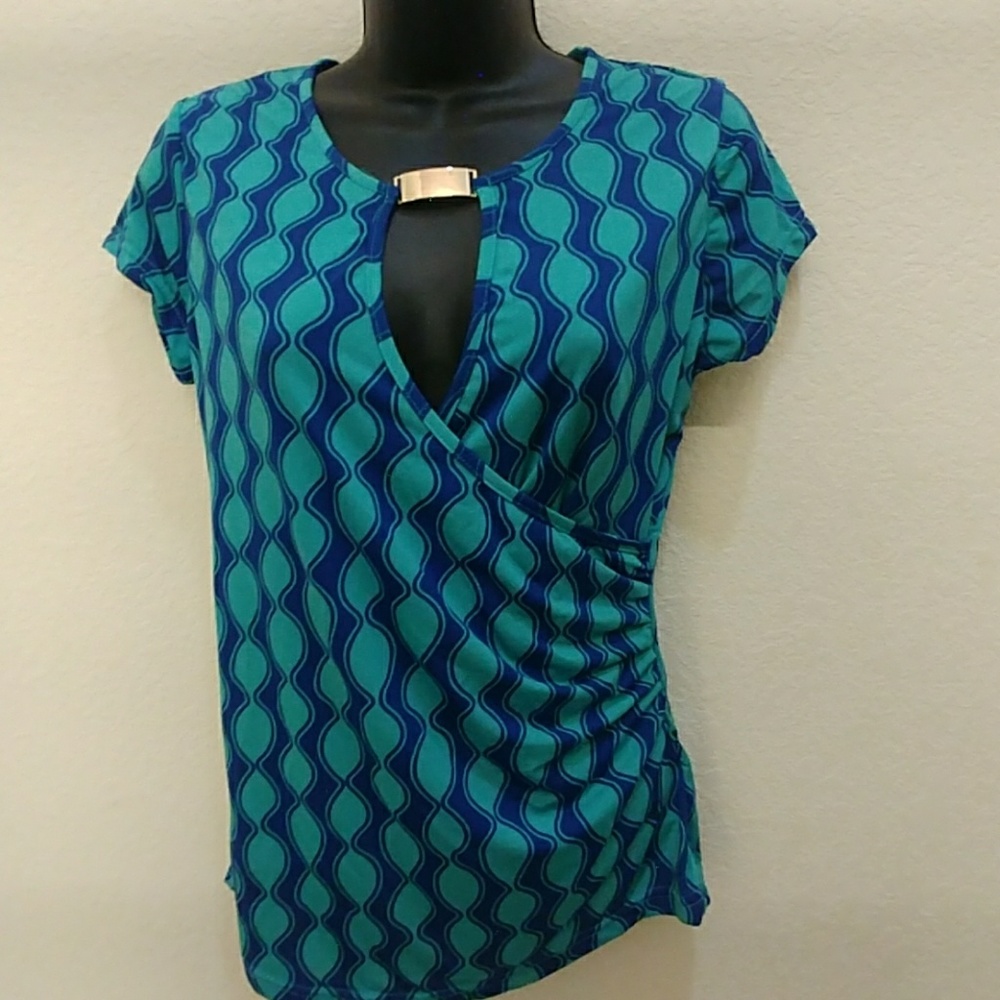 Jon & Anna Keyhole Neck Ruched Top - Picture 3 of 8